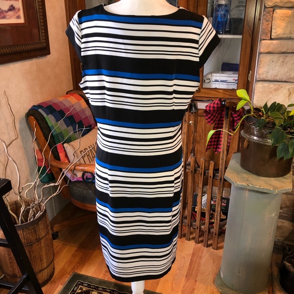 ILE NEW YORK SIZE 12 WHITE BLUE AND BLACK CAP SLEEVE DRESS - Picture 3 of 4